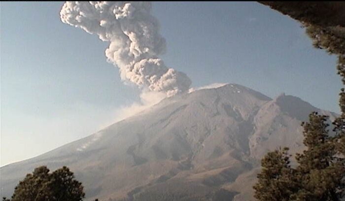 Volcán Popocatépetl registra explosiones con ceniza en plena contingencia ambiental por contaminación