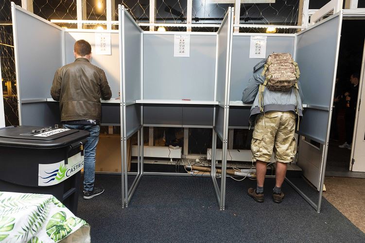 Foto: Los primeros votantes emiten su voto para las elecciones al Parlamento Europeo, 26 mayo 2019