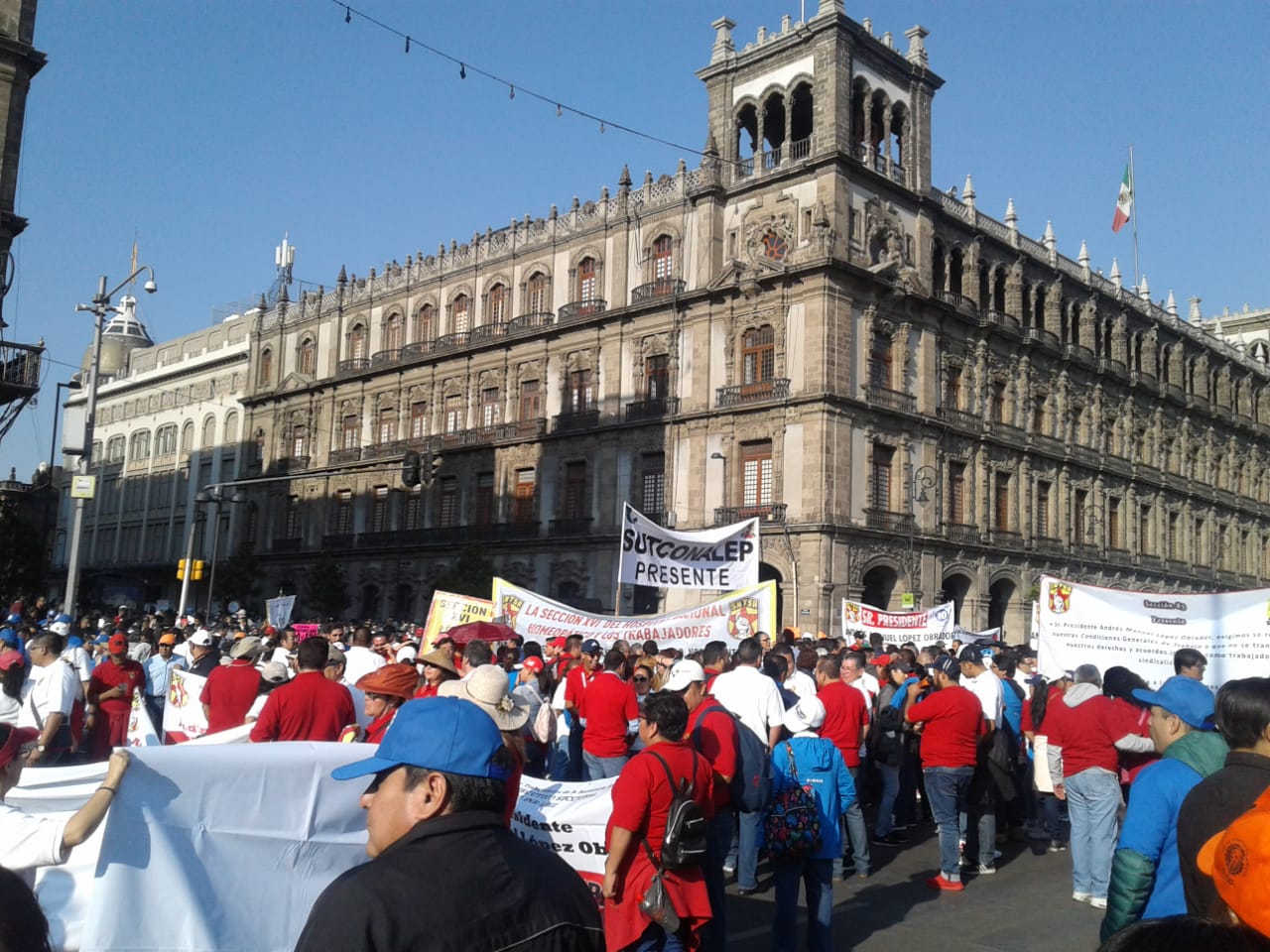 Zócalo CDMX reúne a sindicatos por Día del Trabajo, hay marchas y mitines