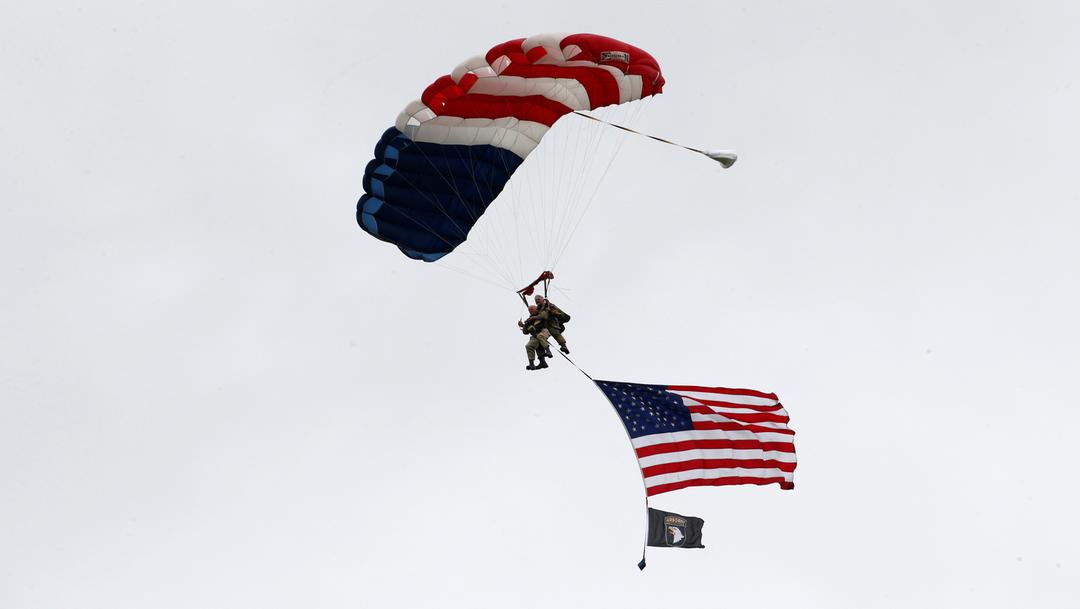 Veterano de 97 años salta en paracaídas en el ‘Día D’