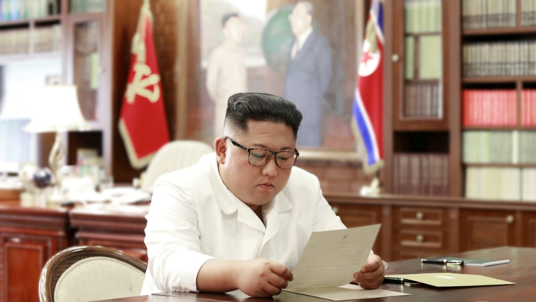 Foto: El líder norcoreano Kim Jong Un lee una carta del presidente de los Estados Unidos, Donald Trump, en Pyongyang, junio 22 de 2019 (Reuters)