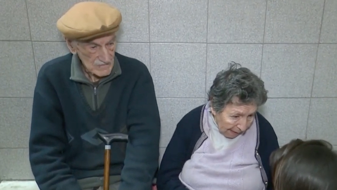 Pareja-abuelos-Ancianos-abandonados-Bar-Argentina-Desalojados