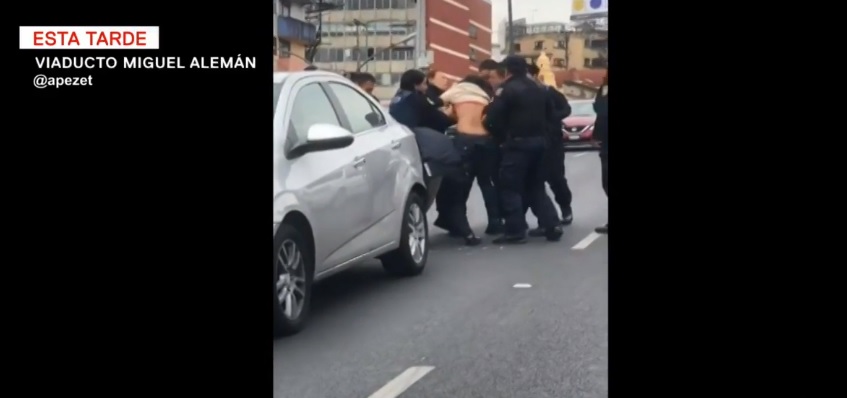 Video: mujer es agredida por policías capitalinos en el Viaducto