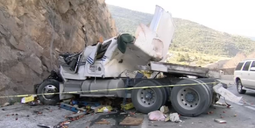 Muere conductor de tráiler al chocar contra cerro en Arteaga, Coahuila