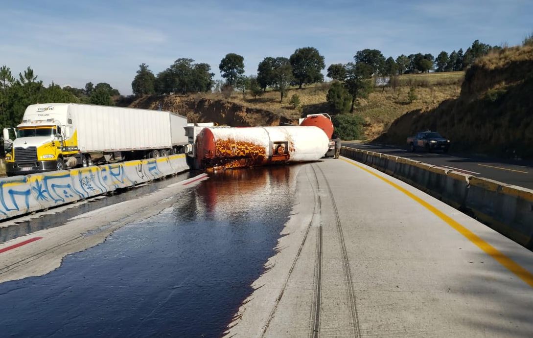 Volcaduras de pipas provocan cierre en ambos sentidos de la autopista México-Puebla