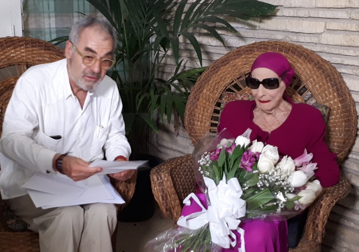 Alicia Alonso recibe en La Habana un homenaje de la Universidad de Valencia