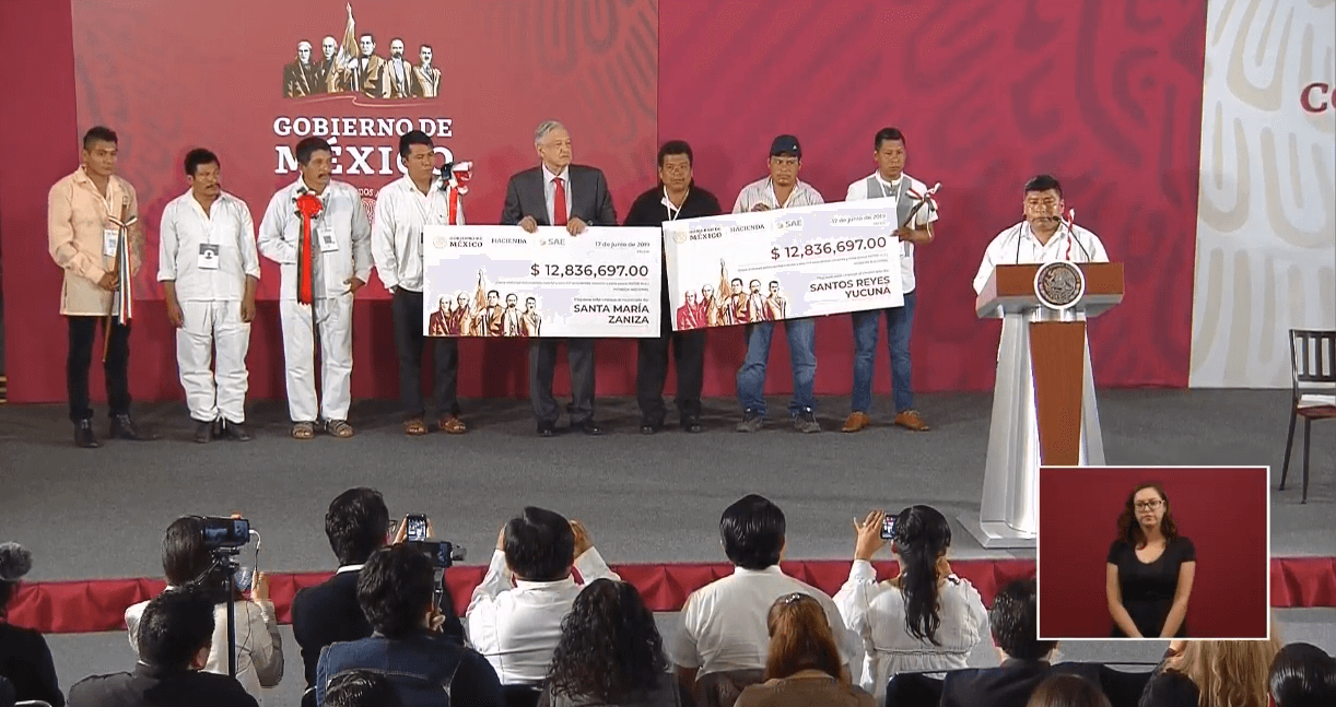 Foto: AMLO entrega cheques a municipios de Oaxaca, 17 de junio de 2019, Ciudad de México