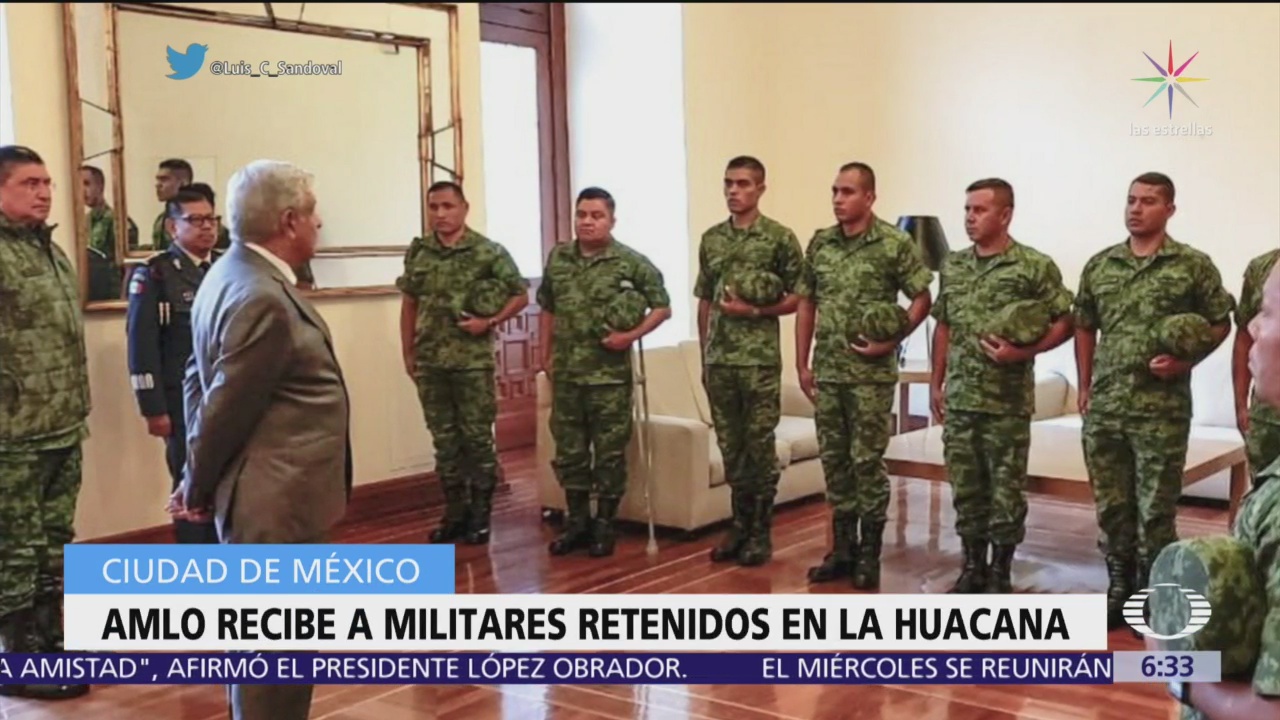 AMLO recibe a militares retenidos en La Huacana