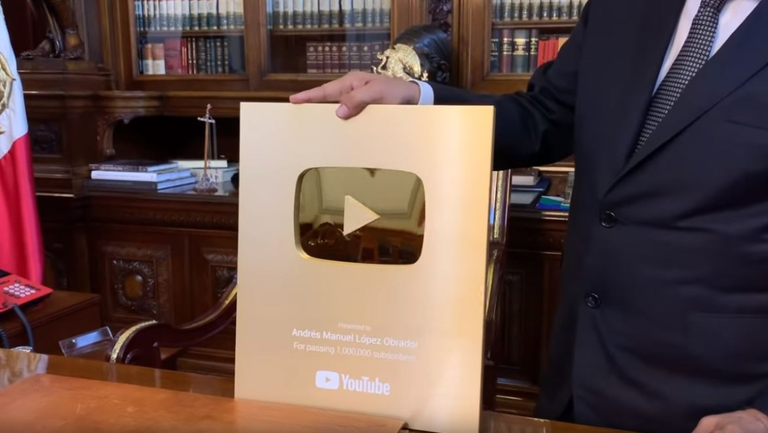 Foto: AMLO presume el “Botón de Oro” que otorga YouTube por llegar al millón de suscriptores, 21 junio 2019