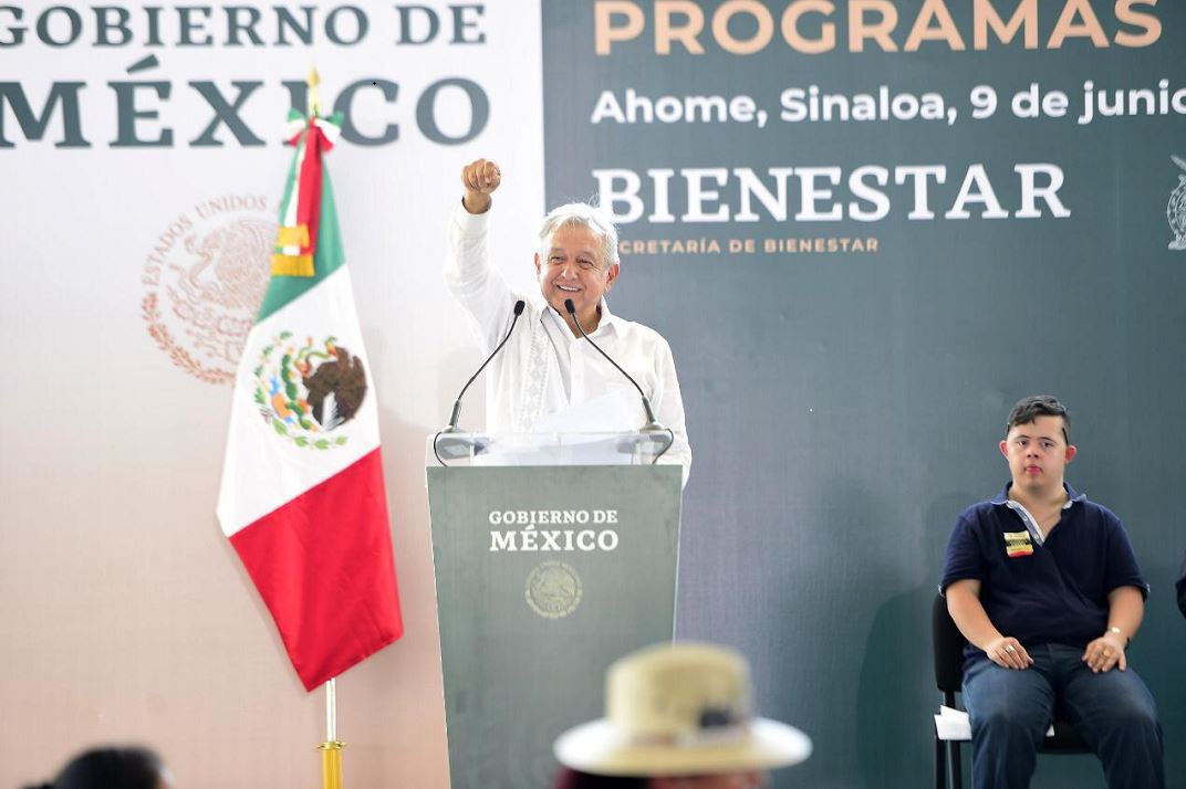 Foto: El presidente Andrés Manuel López Obrador entrega en Los Mochis, Sinaloa Programas de Bienestar, el 9 de junio de 2019 (Gobierno de México)