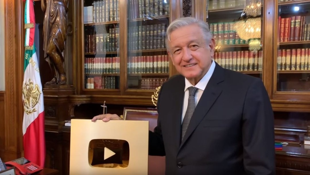 Video: AMLO presume el 'Botón de Oro' que otorga YouTube