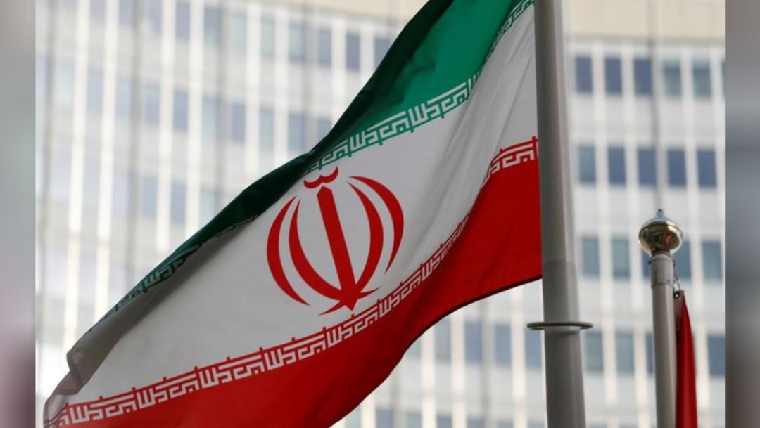 Foto: Imagen de archivo de la bandera de Irán ondeando frente a la sede principal del Organismo Internacional de Energía Atómica (OIEA) en Viena, Austria, el 4 de marzo de 2019 (Reuters)