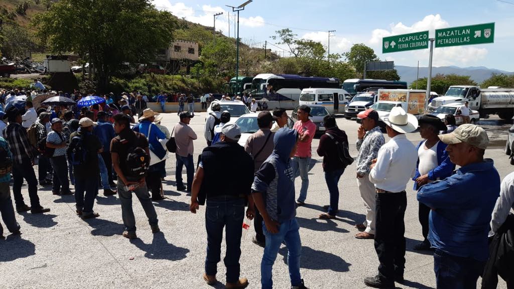 Bloqueos y retención de funcionarios para exigir fertilizantes en Guerrero