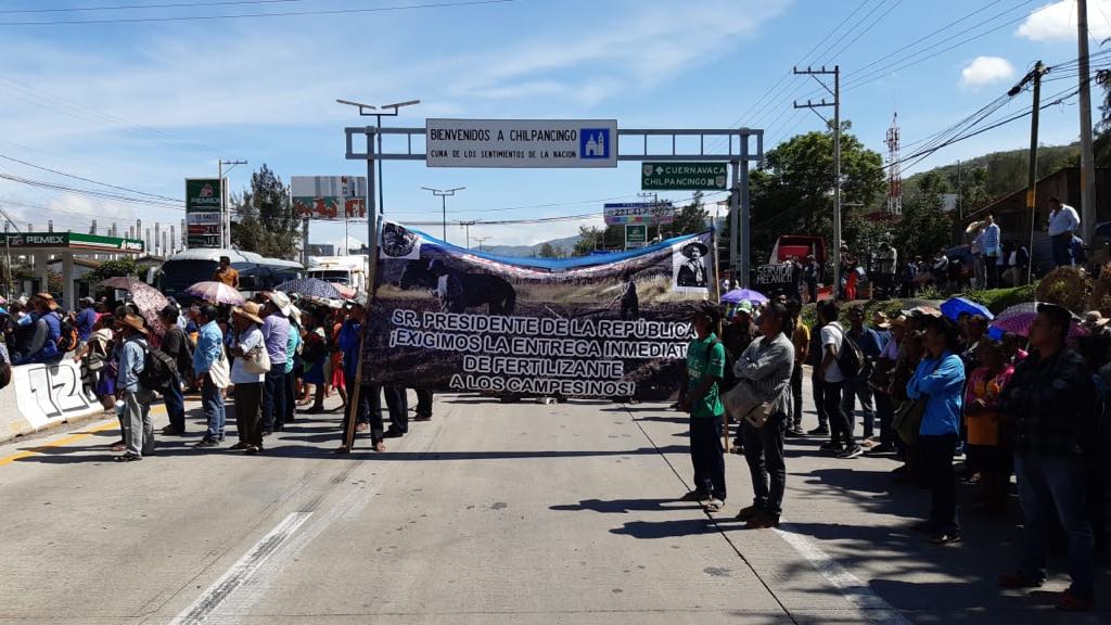 Campesinos bloquean de nuevo la Autopista del Sol; exigen fertilizantes