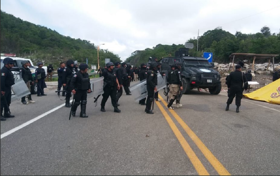 Balean a policía durante desalojo de campesinos en Chiapas