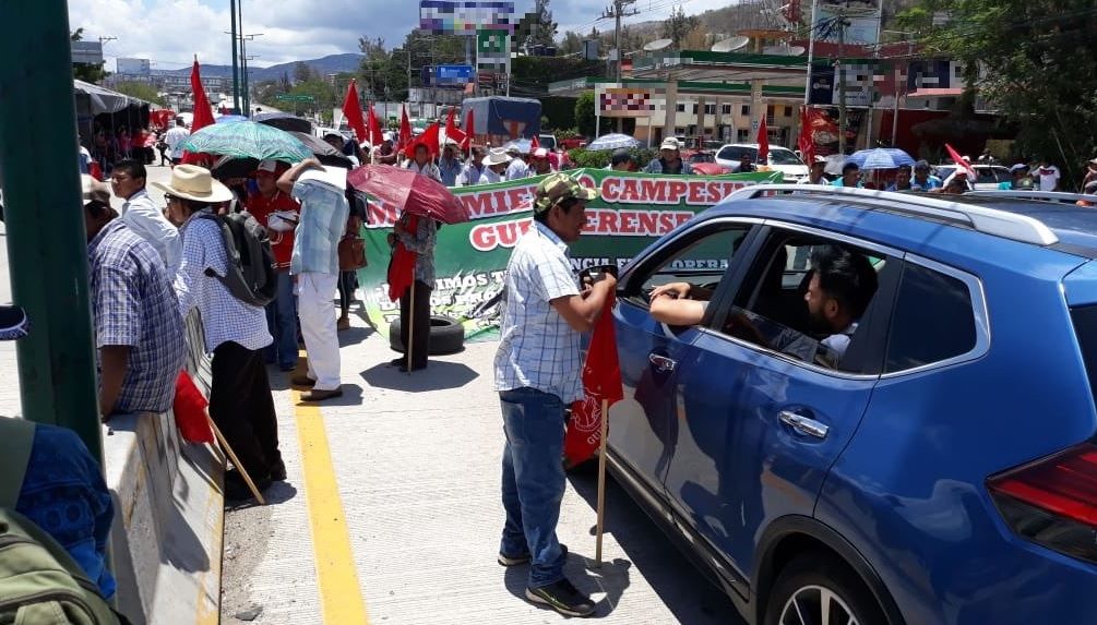 Campesinos bloquean la Autopista del Sol para exigir entrega de fertilizantes