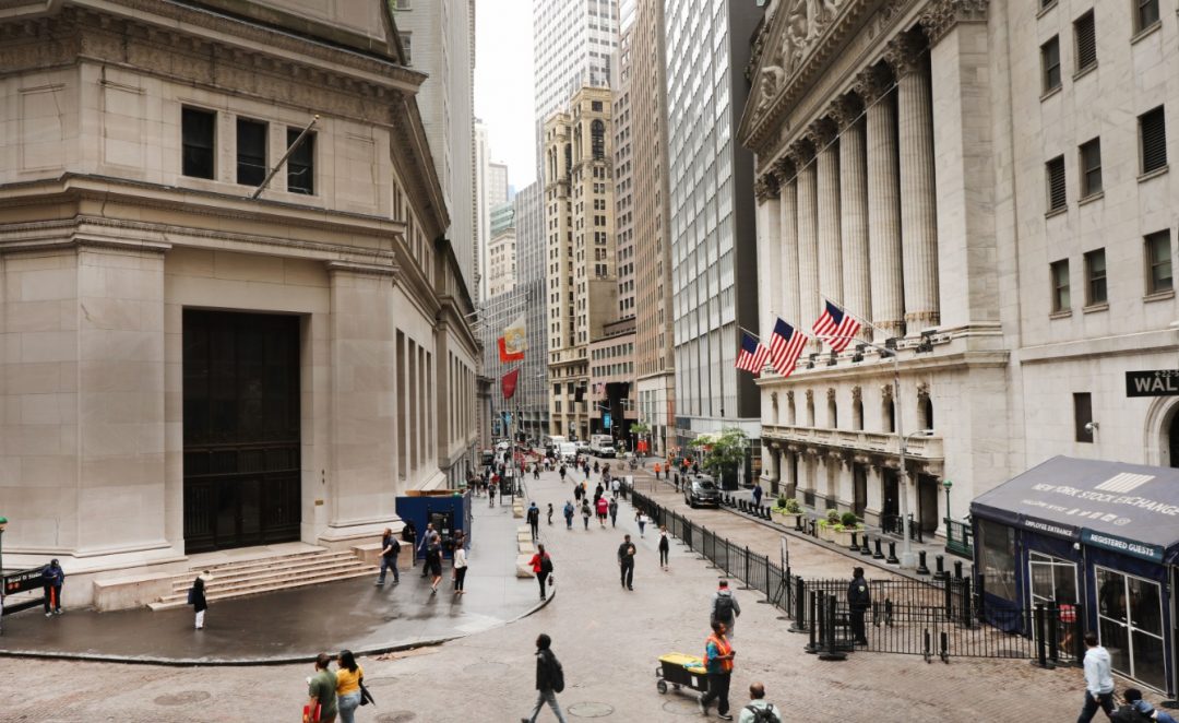 Foto: La gente camina por la Bolsa de Nueva York (NYSE), Estados Unidos, junio 12 de 2019 (Getty Images)