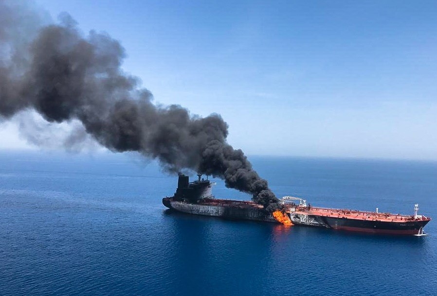Foto: Buque petrolero noruego en llamas, 13 de junio de 2019, Golfo Pérsico