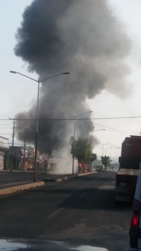 Foto Camión choca y se incendia en carretera Yecapixtla-Cuautla 12 junio 2019