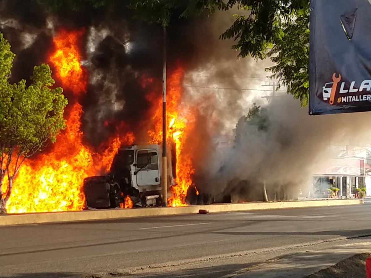 Camión se incendia en carretera México-Cuautla; hay al menos 5 muertos