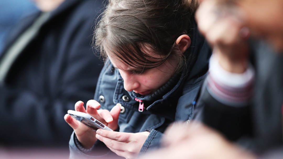 Usar demasiado tu celular podría provocar que te salga un cuerno