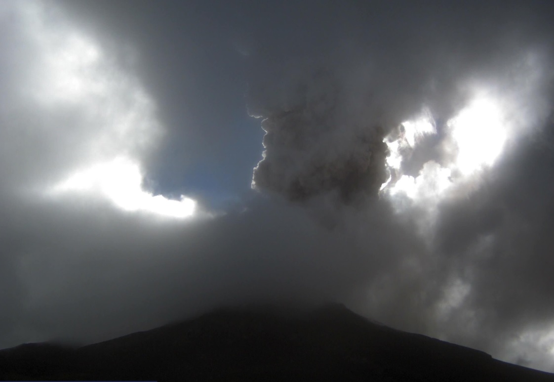 Popocatépetl registra dos explosiones, tremor y 37 exhalaciones; alertan por caída de ceniza