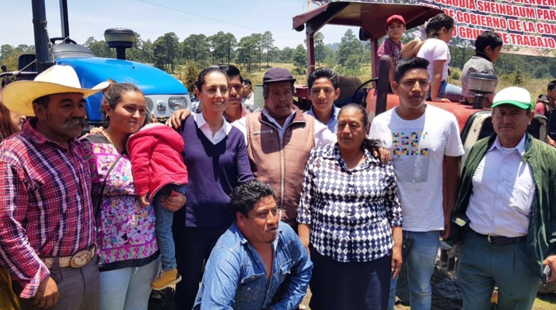 Foto: La jefa de Gobierno capitalina, Claudia Sheinbaum, encabeza un evento de entrega de apoyos a productores agrícolas en Topilejo, alcaldía de Tlalpan, junio 9 de 2019 (Twitter: @HildaEscalona6)