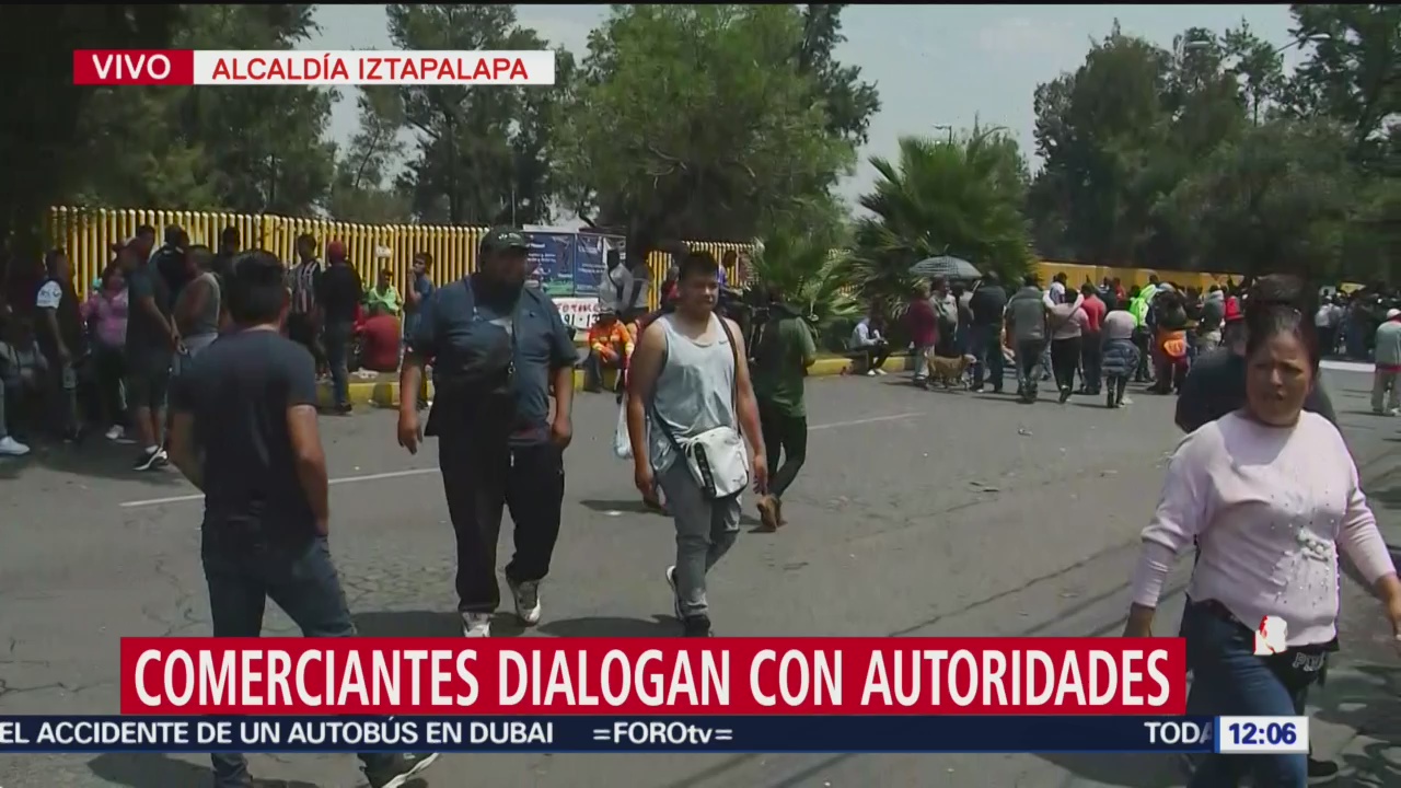 Comerciantes del tianguis de Santa Cruz Meyehualco dialogan con autoridades