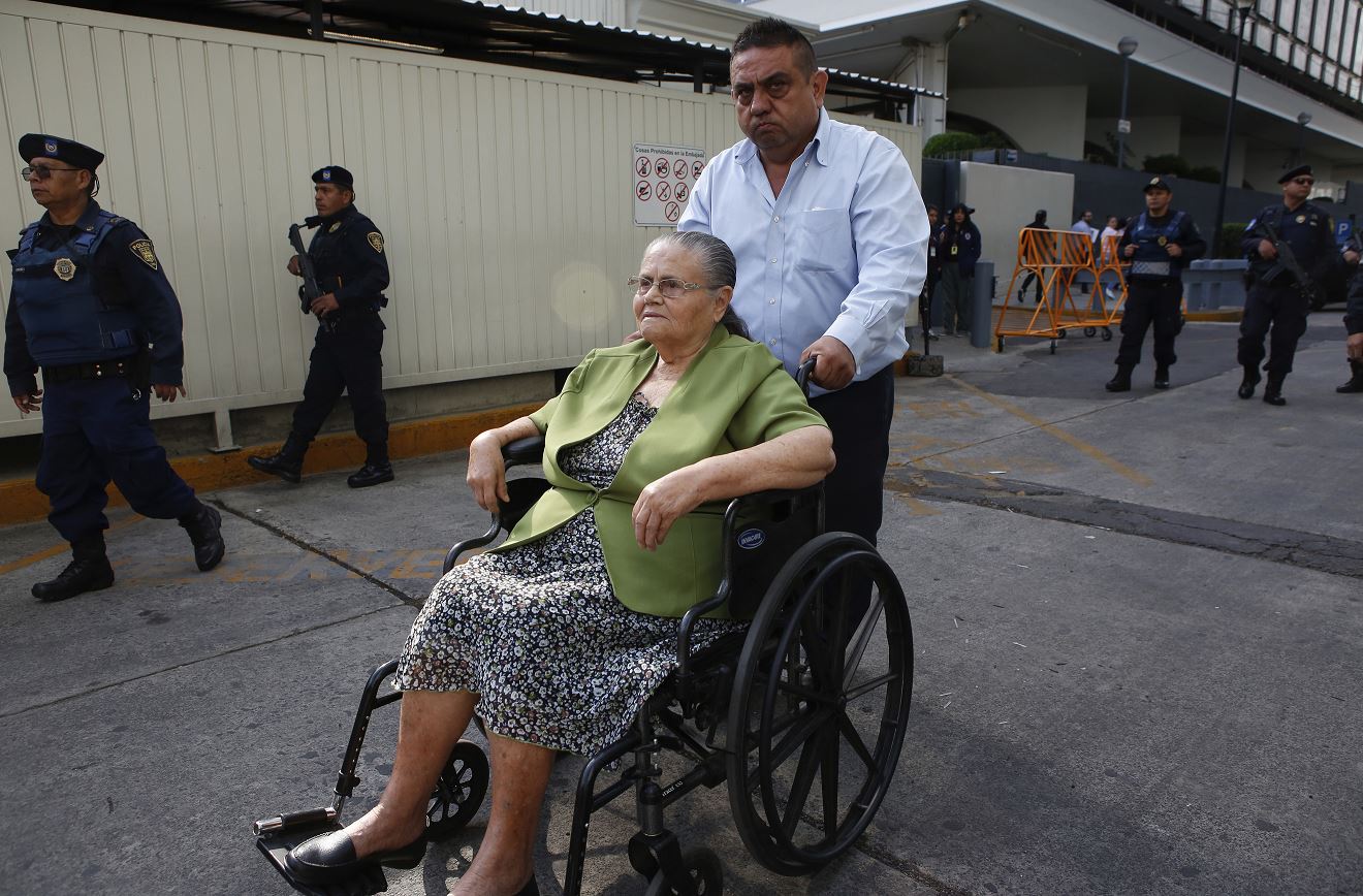 Foto: Consuelo Loera, madre de Joaquín "El Chapo" Guzmán, está sentada en una silla de ruedas en la Embajada de EU en México, 1 junio 2019