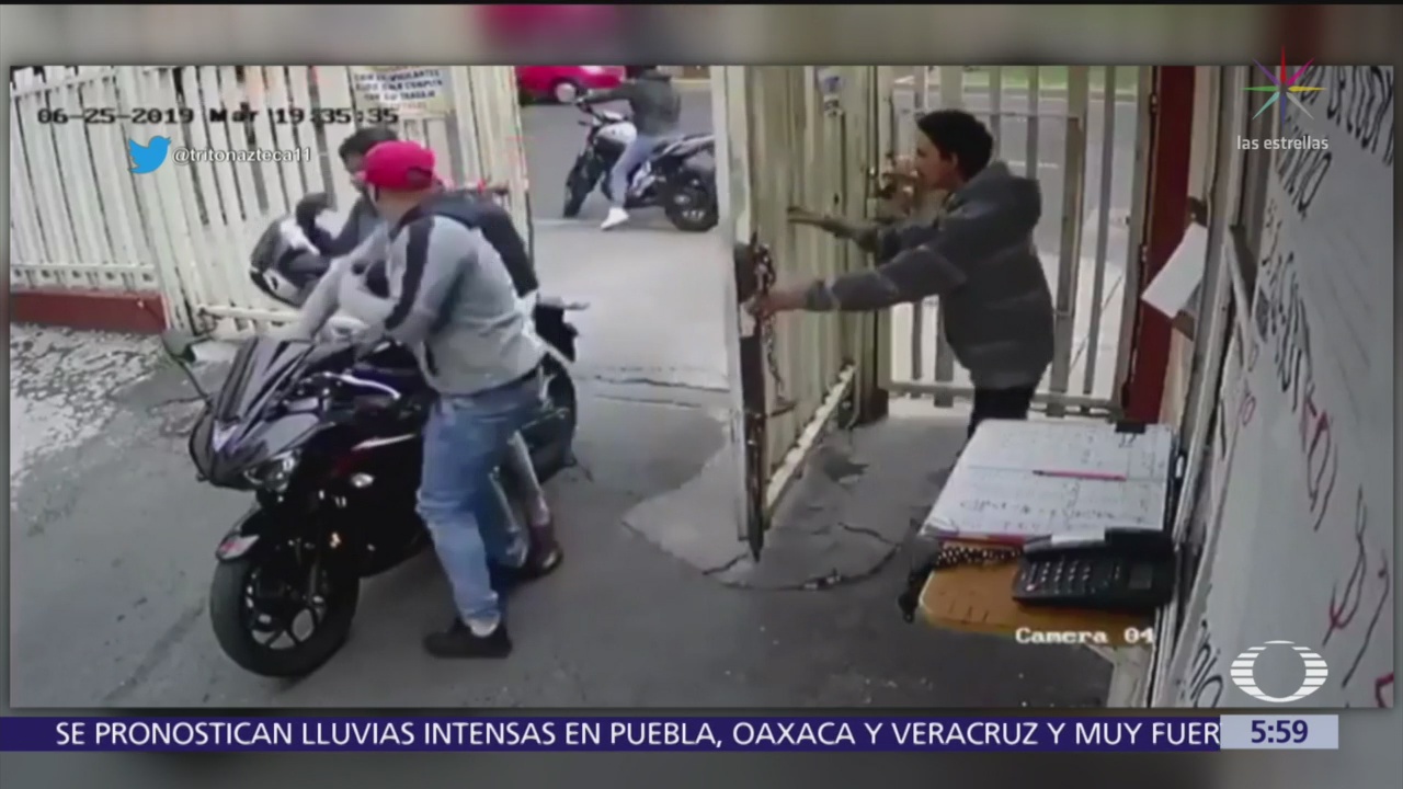 Delincuentes roban motocicleta de estacionamiento en calzada de La Viga, CDMX