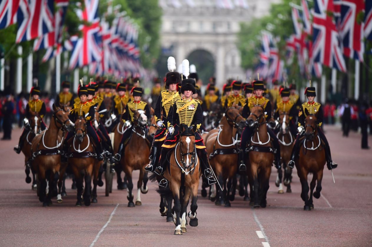 Foto:Alrededor de 1,400 soldados con sus abrigos escarlatas ceremoniales y sus sombreros de piel de oso desfilaron ante la reina, 8 junio 2019