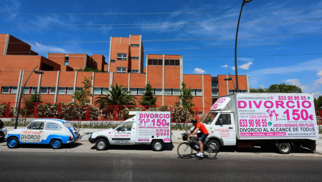 Foto: Un bufete de abogados ofrecen servicio de divorcios abordo de un camión y dos vehículos por 150 euros, 26 junio 2019