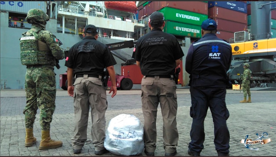 Aseguran 25 paquetes de marihuana a bordo de buque en Manzanillo