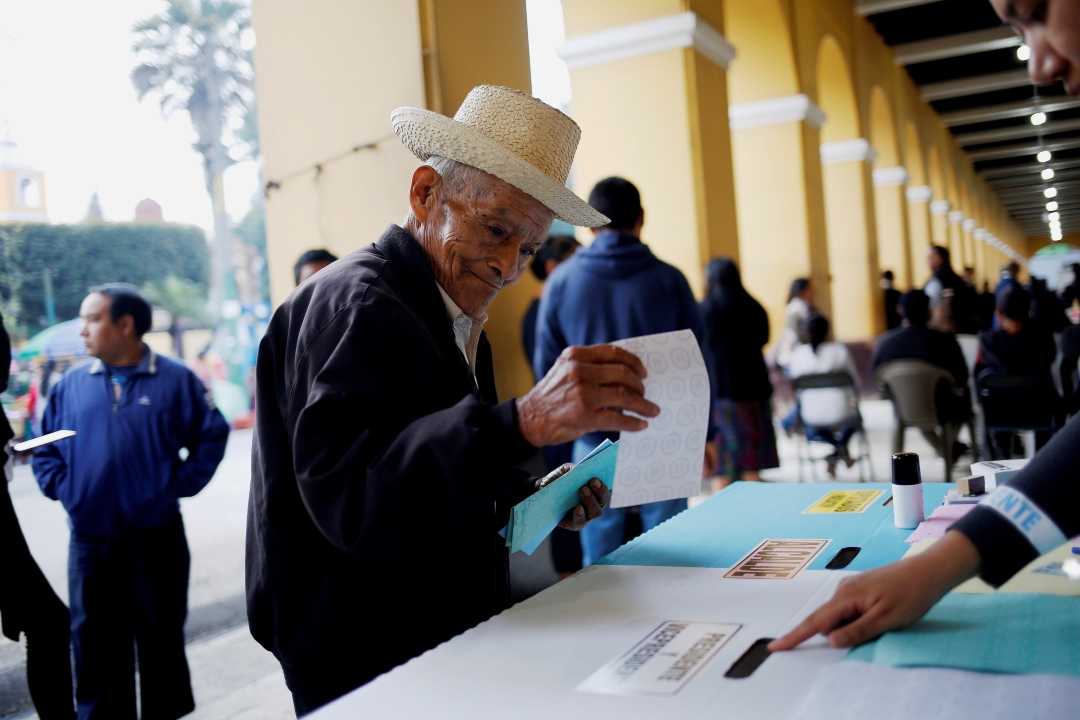 Foto: Tereso Guerra, de 85 años, fue el primero en llegar a un centro de votación, 16 junio 2019