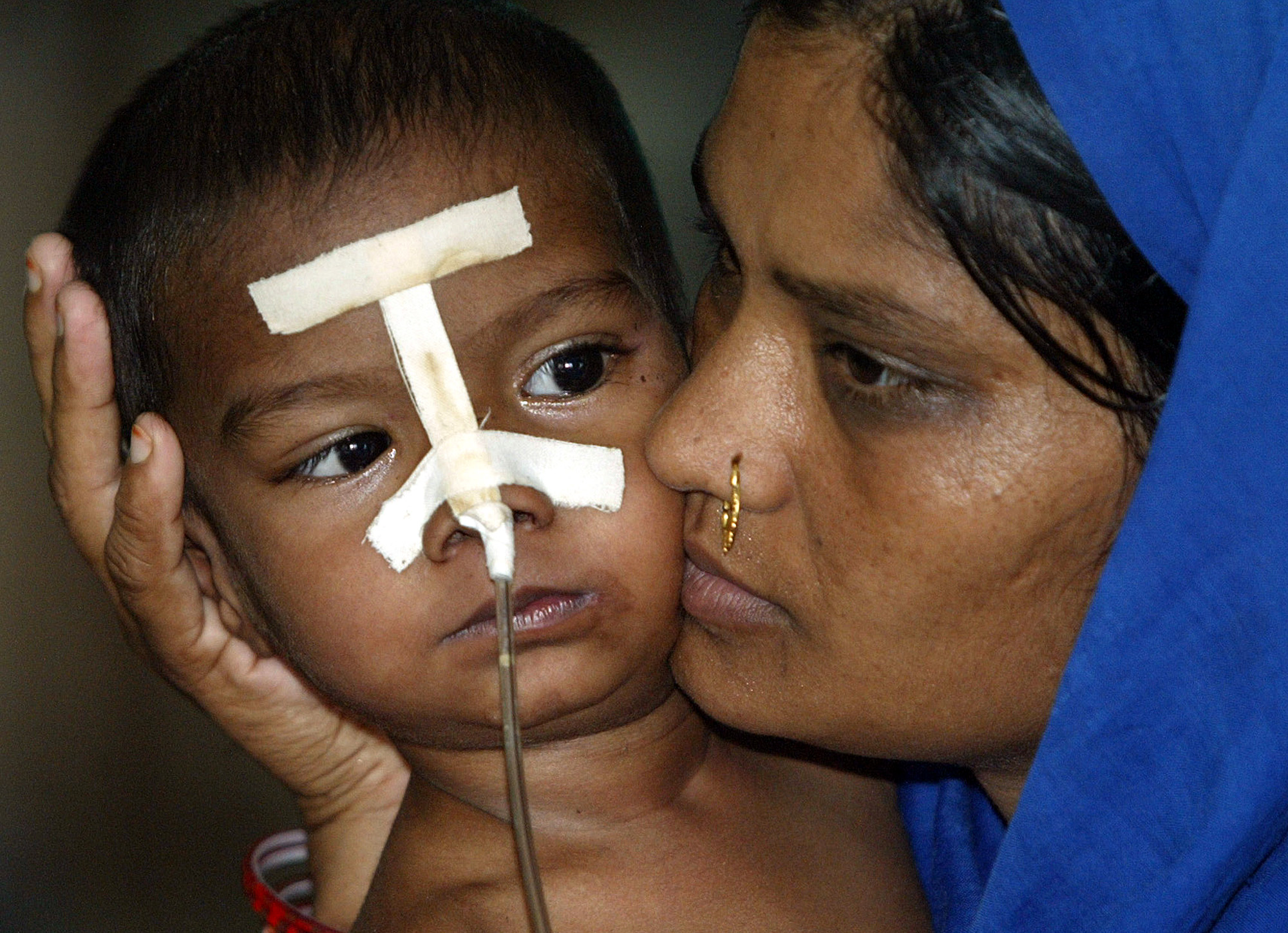 Foto: Jaqur Nisha besa a su hijo Mohammad Sajid, de 2 años, enfermo de encefalitis en la India, 12 junio 2019