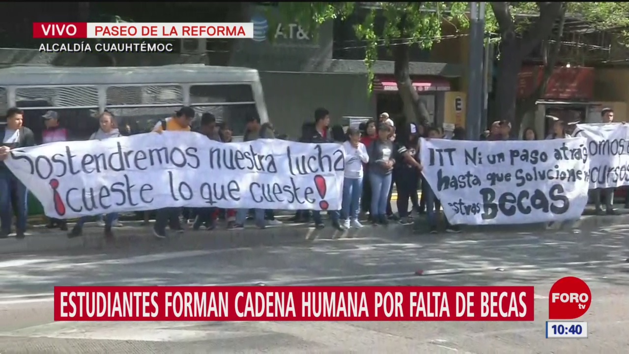 Estudiantes forman cadena humana en Paseo de la Reforma