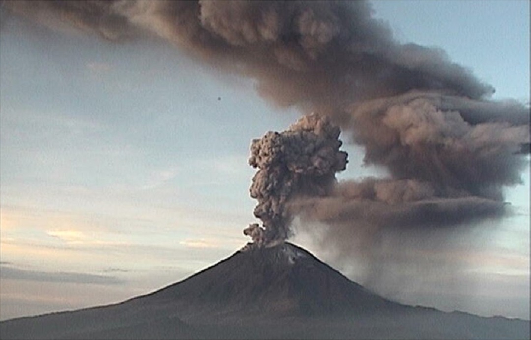 Foto: explosión del volcán Popocatépetl, 17 de junio 2019. EFE