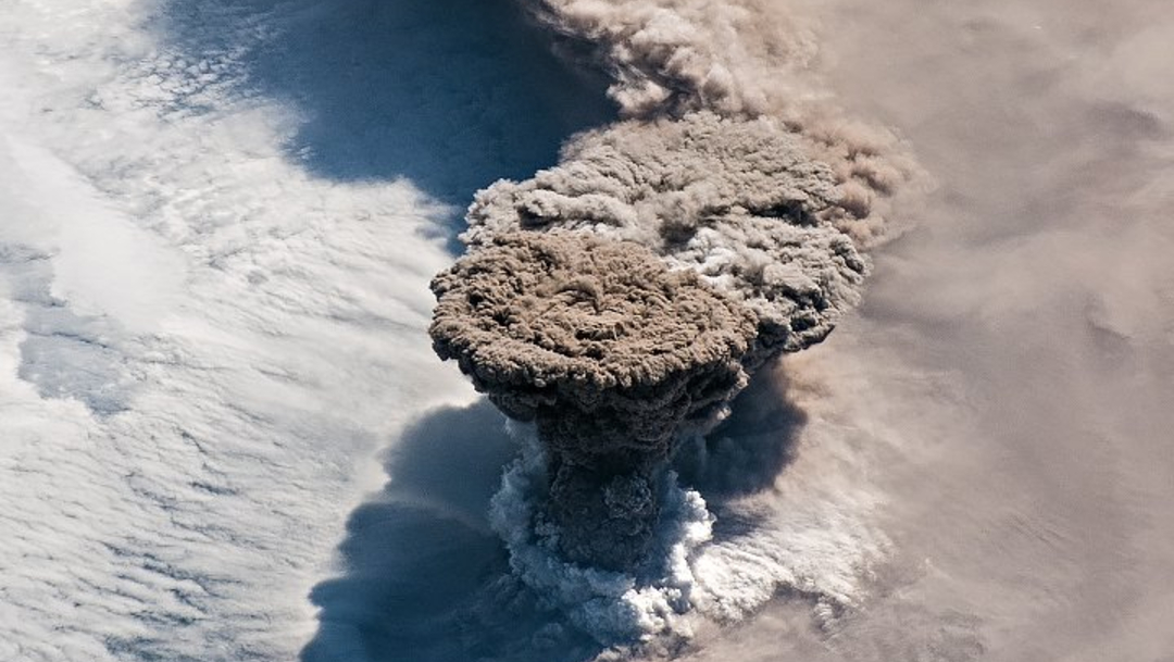 Fotos: Captan espectacular explosión de un volcán desde el espacio 22 junio 2019