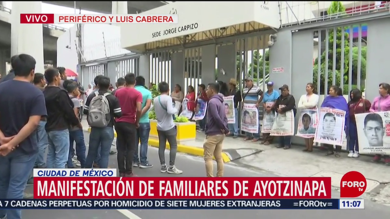 Familiares de estudiantes desaparecidos de Ayotzinapa se manifiestan en CDMX