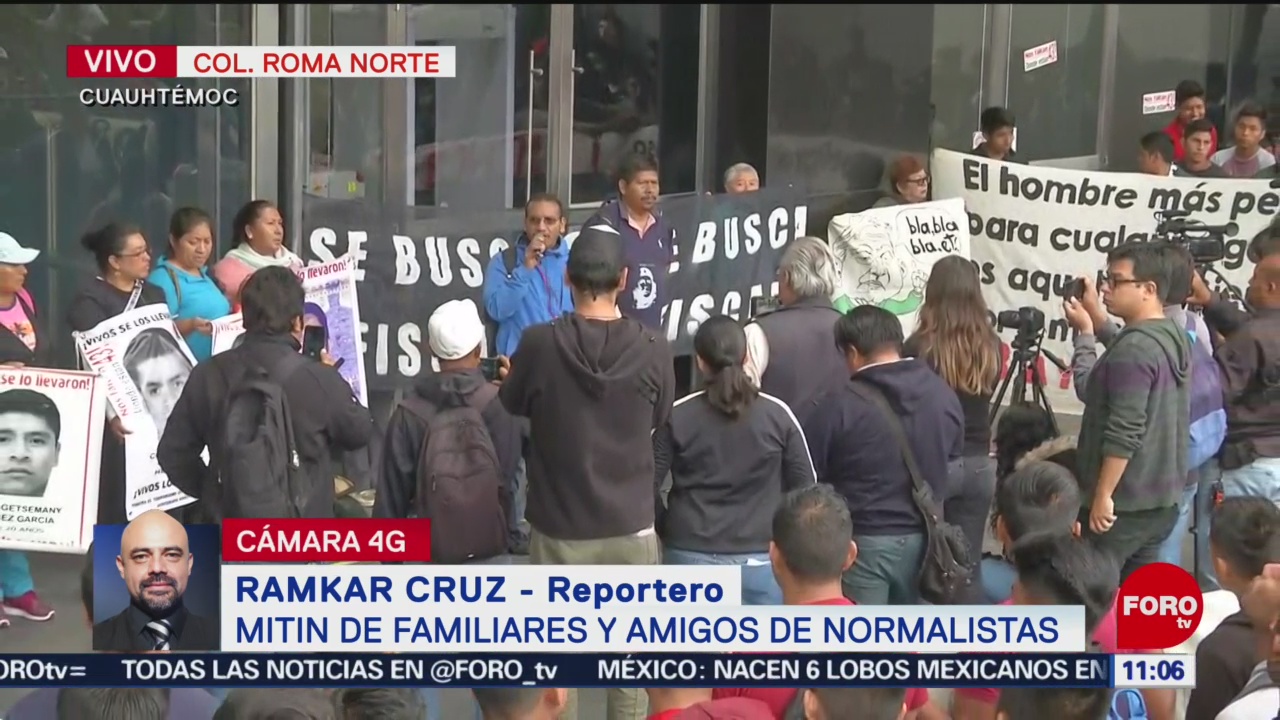 Familiares y amigos de normalistas de Ayotzinapa realizan mitin en CDMX