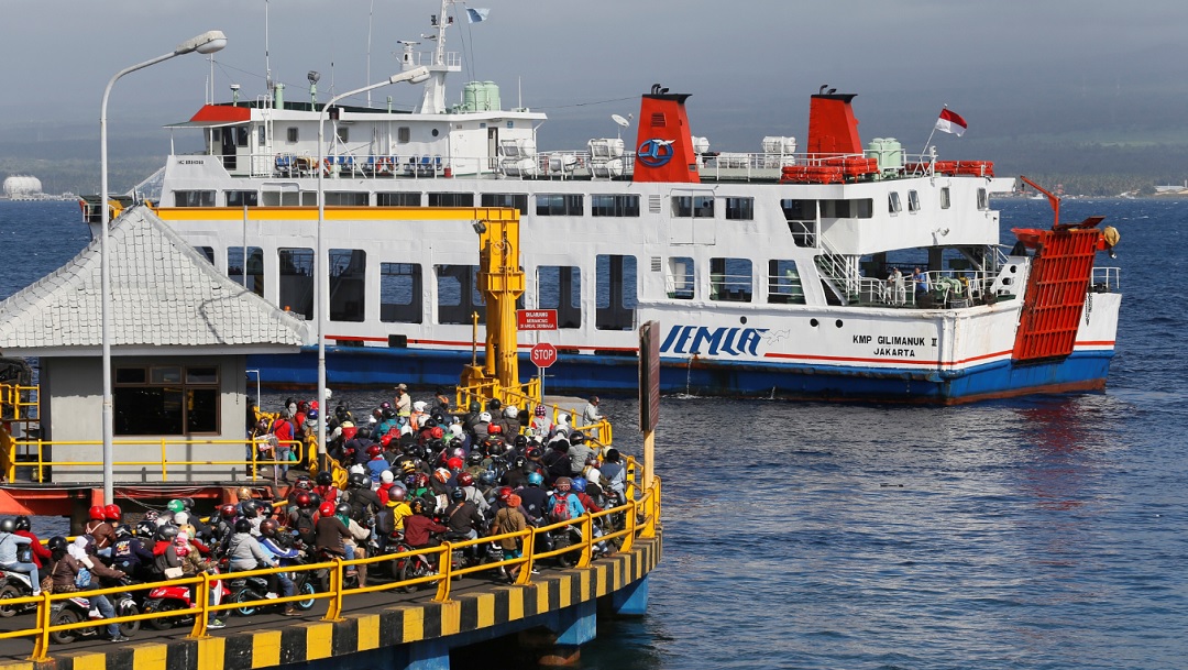 Indonesia: Hundimiento de un ferry deja al menos 15 muertos