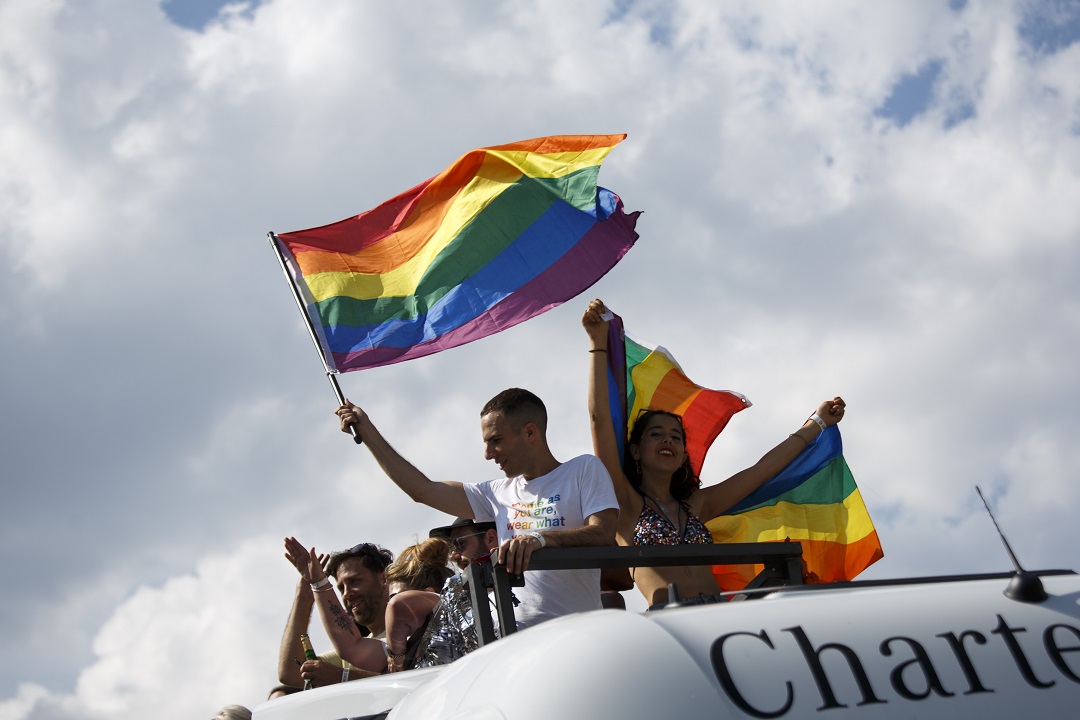Foto: Participantes de la Marcha del Orgullo Gay en Berlín, Alemania, ondean una bandera arcoíris. El 28 de julio de 2018