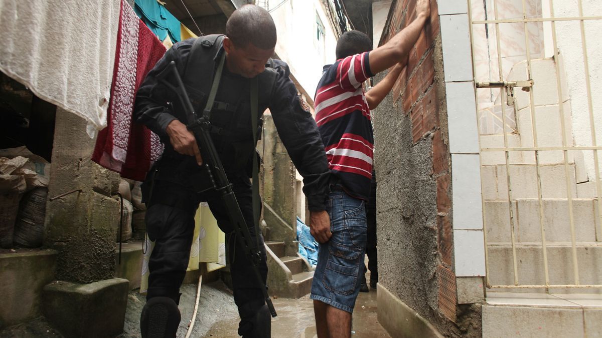Foto: Un agente de la Policía de Brasil revisa a un joven en una favela de Río de Janeiro. El 8 de diciembre de 2009