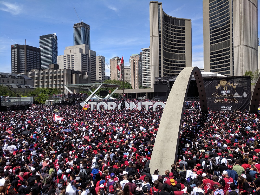 Foto: Miles de fanáticos se reúnen frente al ayuntamiento durante el desfile de celebración del Campeonato de la NBA de los Toronto Raptors. El 17 de junio de 2019