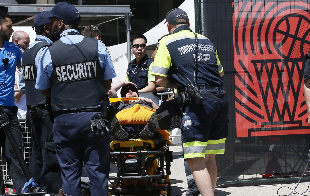 Foto: Paramédicos asisten a un fanático de los Toronto Raptors herido durante una balacera. El 17 de junio de 2019