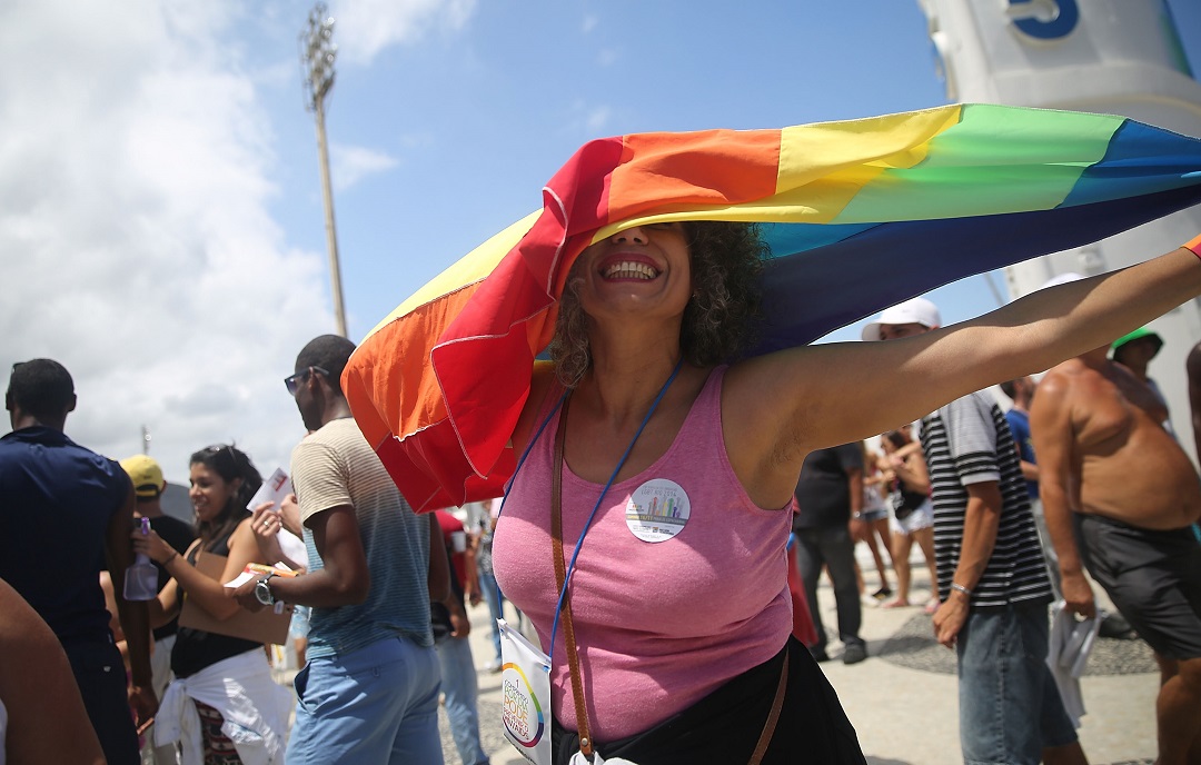 Foto: Una mujer ondea una bandera arcoíris durante el Desfile del Orgullo Day en Río de Janeiro, Brasil. El 16 de noviembre de 2014