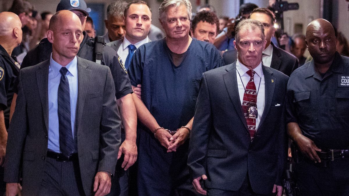 Foto: Paul Manafort, exjefe de campaña de Donald Trump, es trasladado para su comparecencia en una corte de Nueva York, EEUU. El 27 de junio de 2019