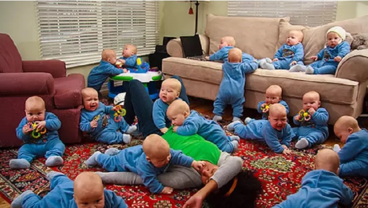 Foto: Fotomontaje de 17 bebés jugando en la sala de una casa. El 20 de enero de 2014