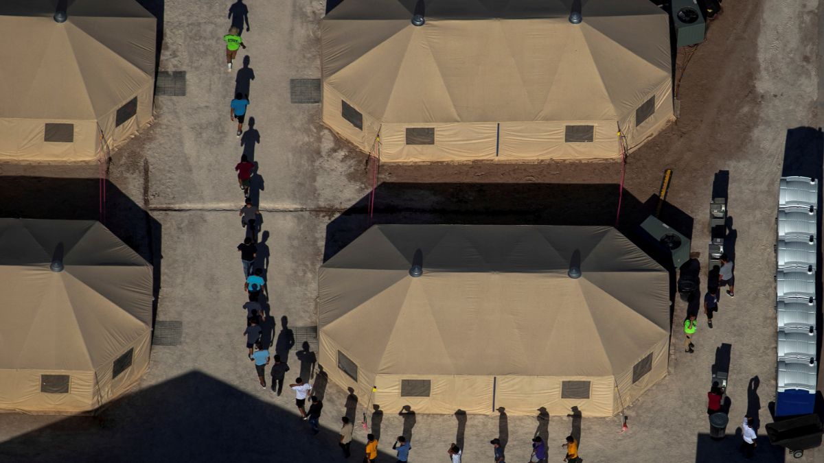Foto: Niños migrantes son dirigidos a tiendas de campaña en un centro de detención en Tornillo, Texas, EEUU. El 18 de junio de 2018
