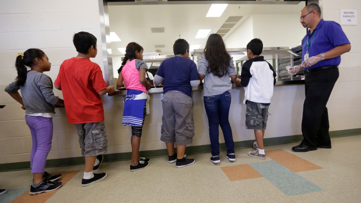 Foto: Niños migrantes hacen fila a la espera de alimentos en Karnes, Texas, EEUU. El 10 de septiembre de 2014